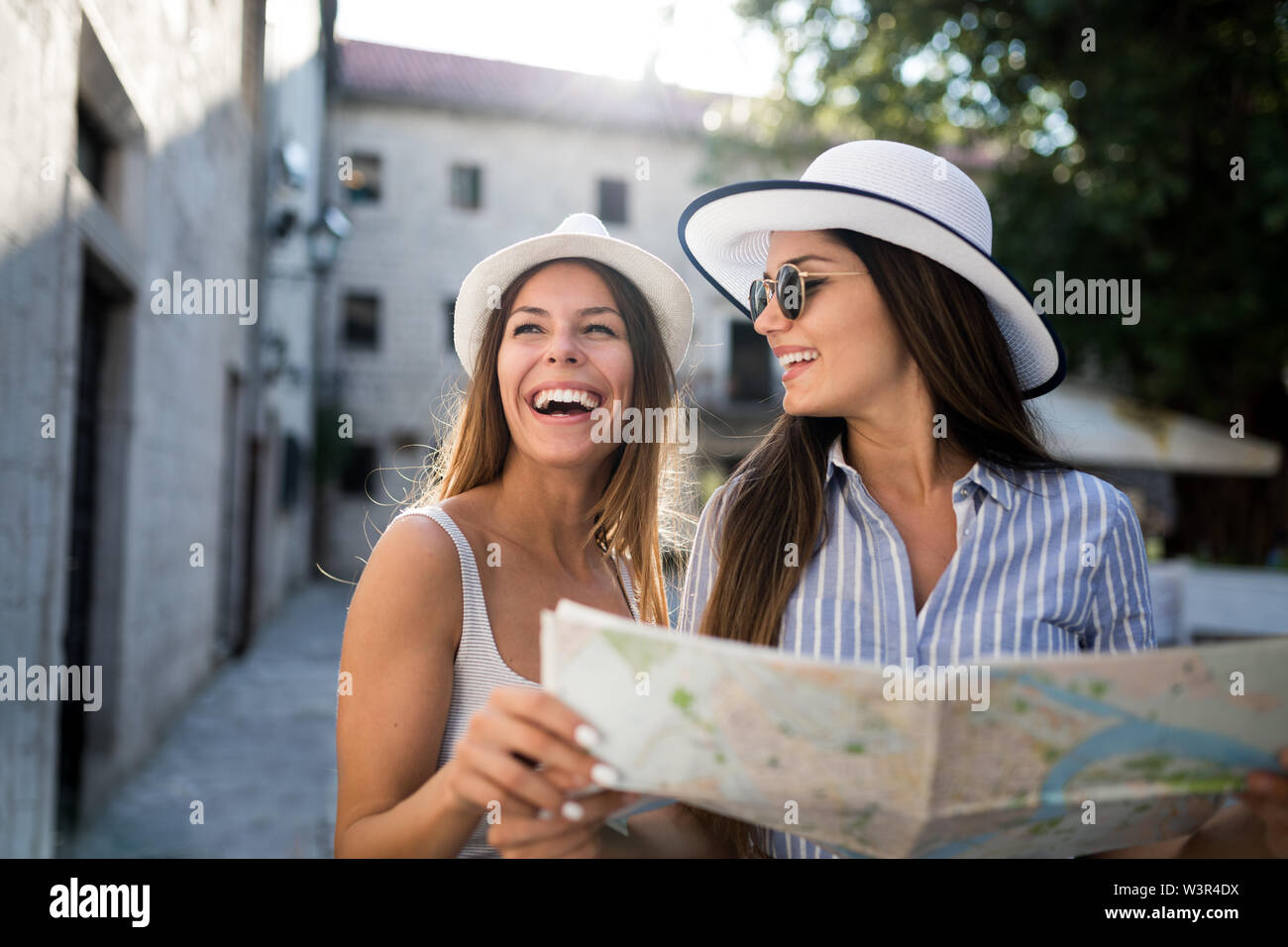 Girl friends voyager vacances d'explorer pour découvrir le mode de vie insouciant Banque D'Images