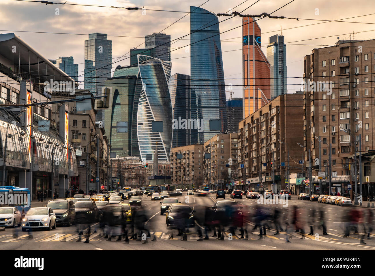 Les flux de trafic de personnes et de voitures à la ville animée crossroad Banque D'Images