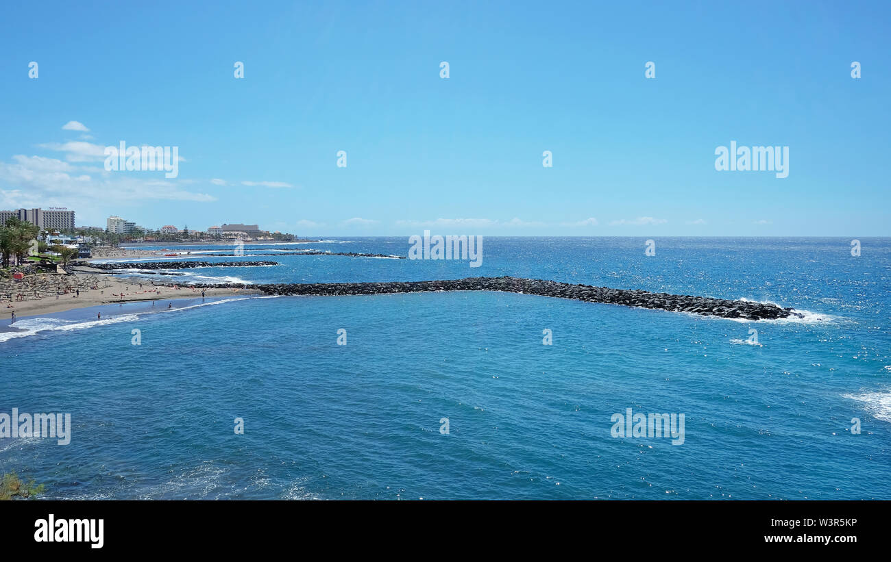 Journée ensoleillée à Playa de Las Americas, un quartier animé de Grand Resort dans la partie sud ouest de l'île de Tenerife, Canaries, Espagne Banque D'Images