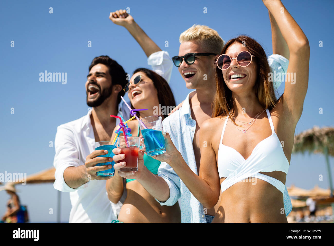 Groupe d'happy friends having fun dancing piscine en plein air Banque D'Images