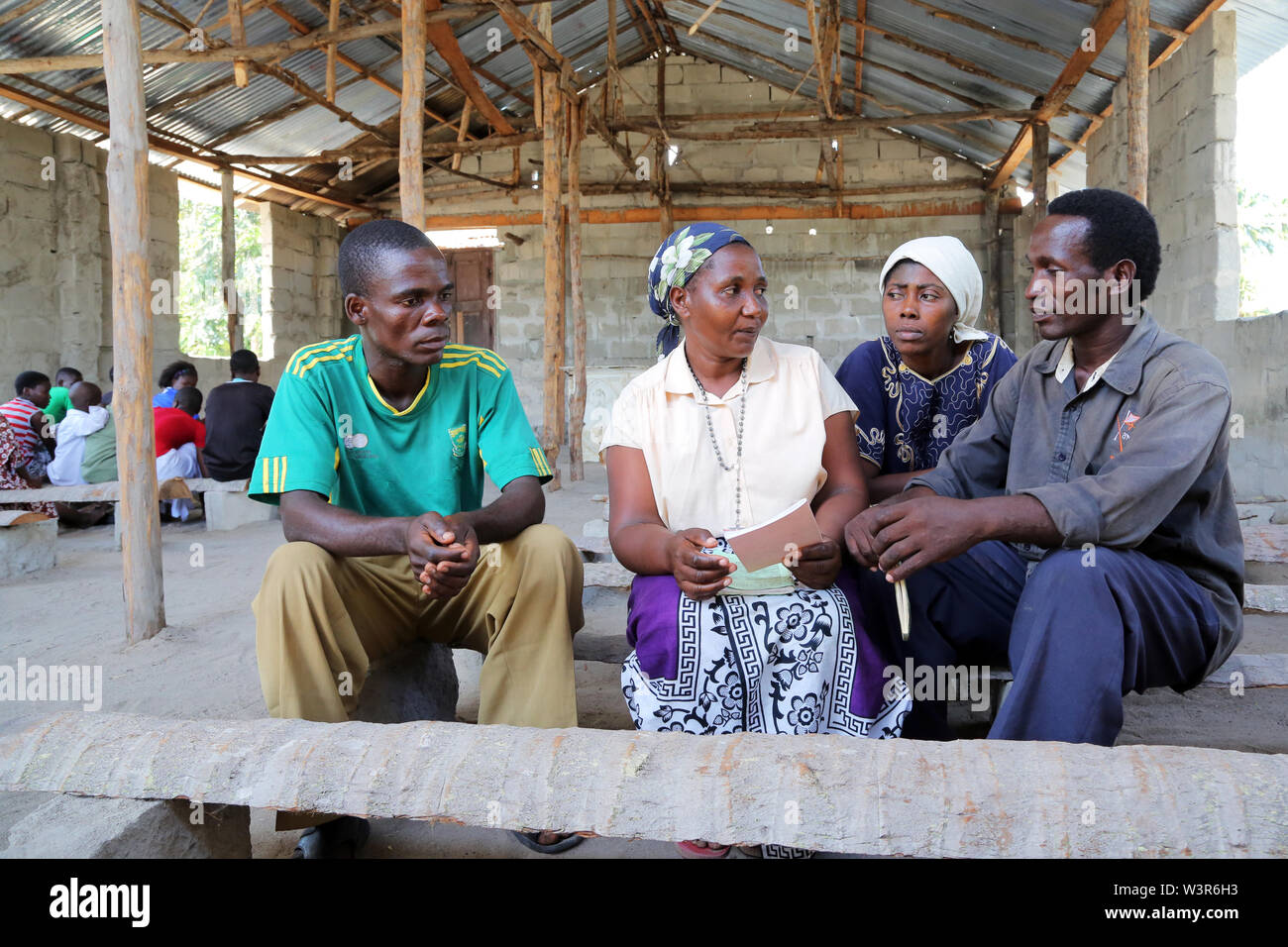 Catéchiste catholique avec d'autres catéchistes dans l'éducation religieuse dans une église à Bagamoyo, Tanzanie, Afrique du Sud Banque D'Images