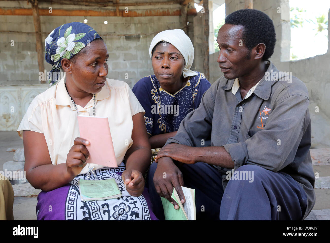 Catéchiste catholique avec d'autres catéchistes dans l'éducation religieuse dans une église à Bagamoyo, Tanzanie, Afrique du Sud Banque D'Images