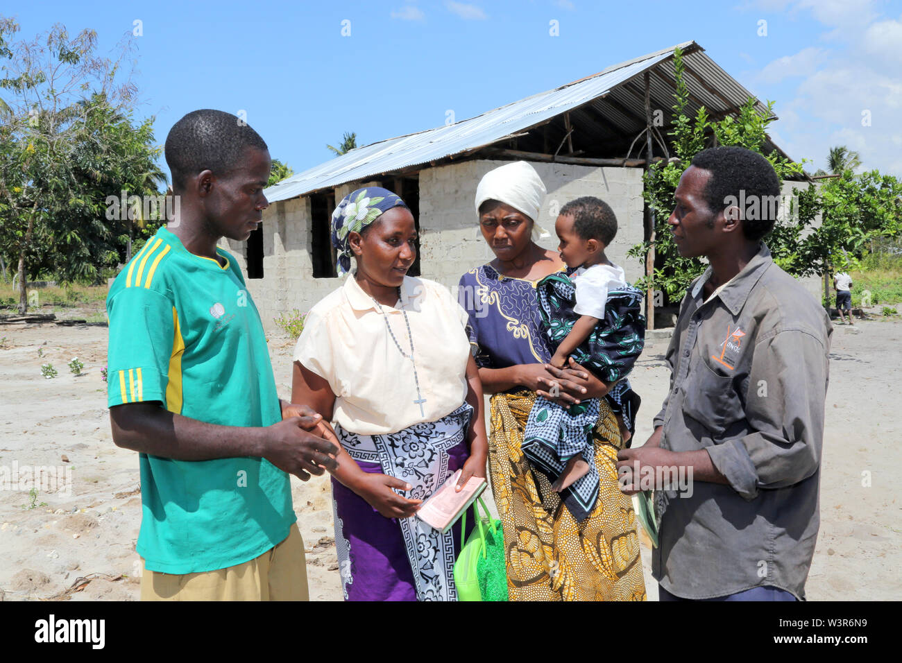 Catéchiste catholique avec d'autres catéchistes dans l'éducation religieuse dans une église à Bagamoyo, Tanzanie, Afrique du Sud Banque D'Images