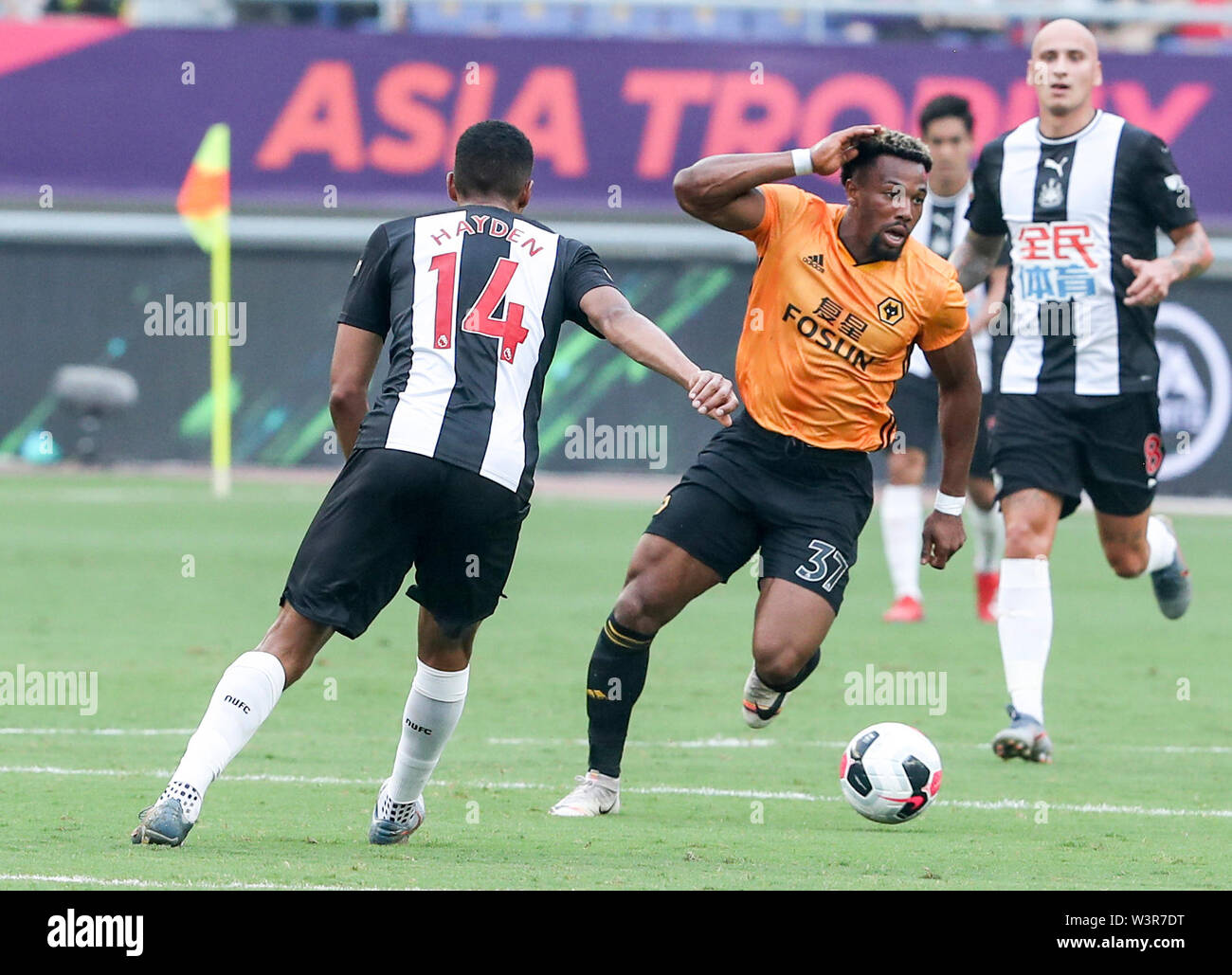 Nanjing. 17 juillet, 2019. Adama Traore (L) des attaques de Wolverhampton Wanderers lors d'une Premier League Trophy Asie rencontre entre Newcastle United et Wolverhampton Wanderers à Nanjing, Jiangsu Province de Chine orientale le 17 juillet 2019. Crédit : Yang Lei/Xinhua/Alamy Live News Banque D'Images