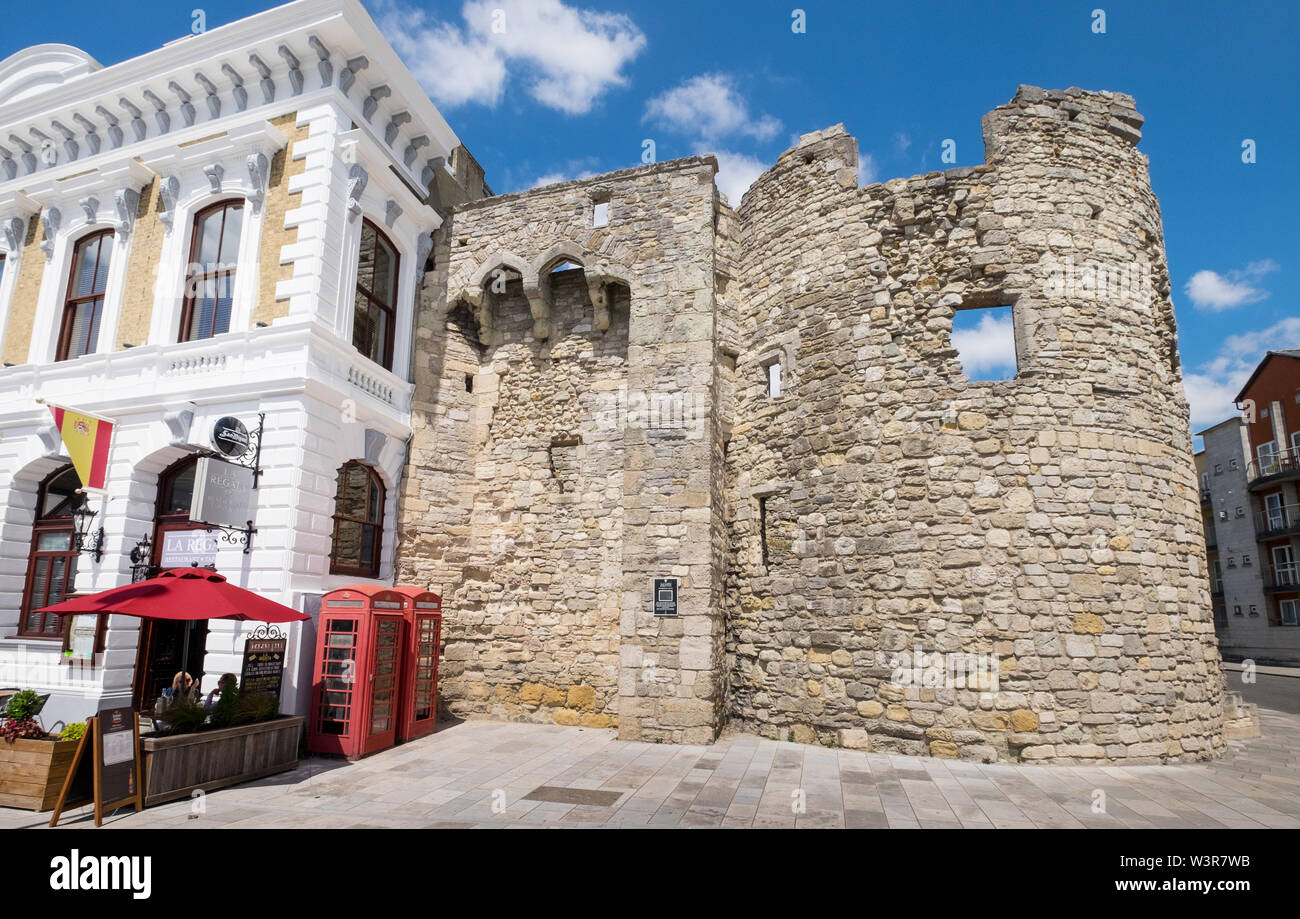 Southampton West Gate et quai dans les vieux murs de Southampton, Hampshire, Royaume-Uni Banque D'Images
