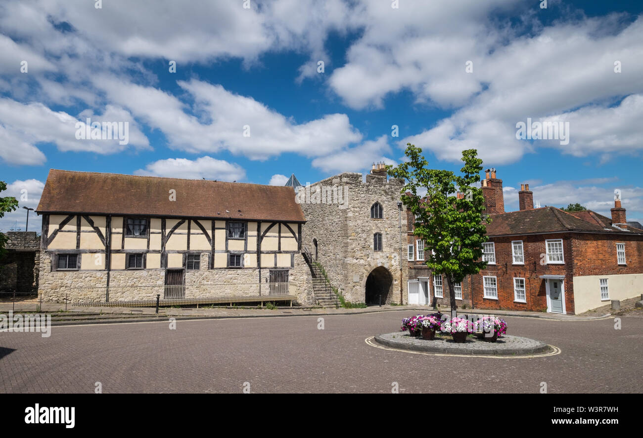 Le Westgate Hall et Westgate dans l'ancienne enceinte médiévale de Southampton, Hampshire, Royaume-Uni Banque D'Images