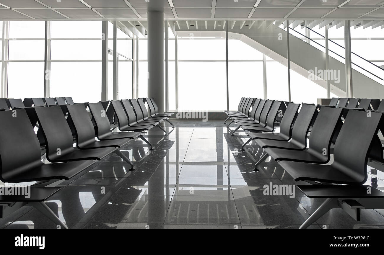 Rangée de chaises noires à l'aéroport, tourné en Europe - Munich Banque D'Images