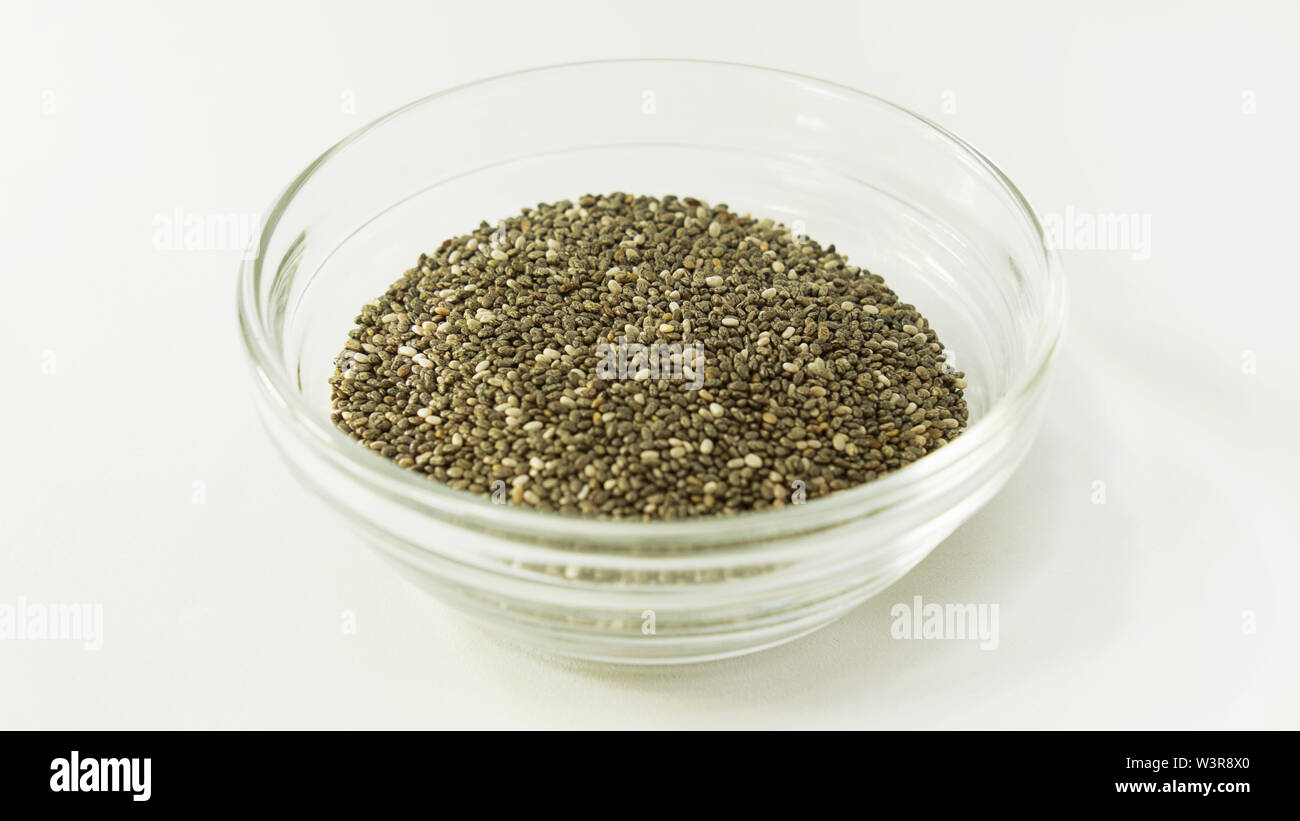 Petit verre isolé mugir avec des graines de chia, ingrédient populaire dans les smoothies, les céréales de petit déjeuner, des barres énergétiques, des barres granola, yogourt et les tortillas Banque D'Images