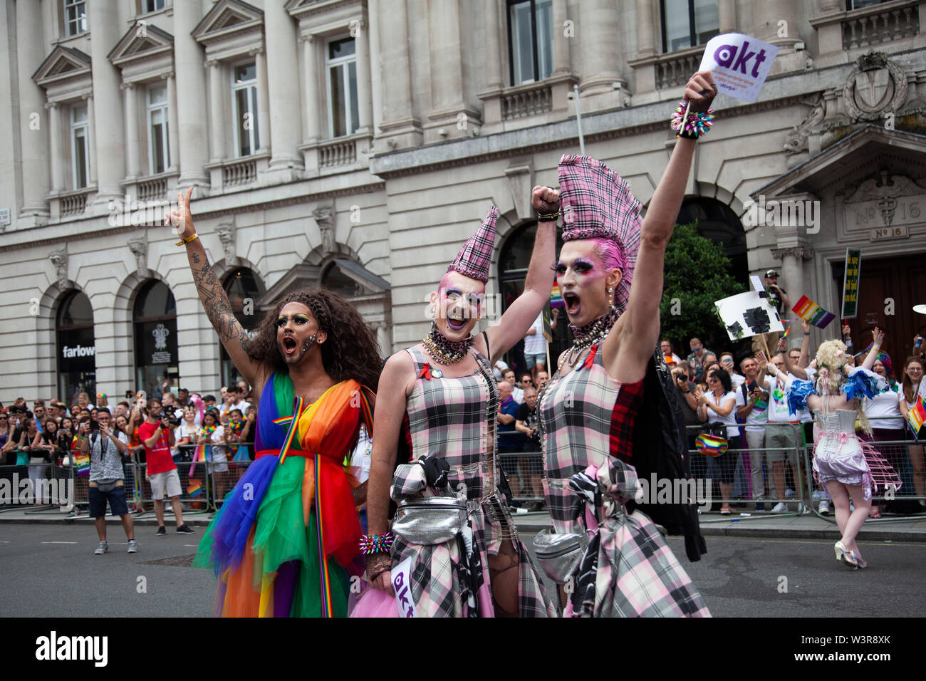 Londres, UK - 6 juillet 2019 : femme transgenre posent à la gay pride annuelle de mars dans le centre de Londres Banque D'Images