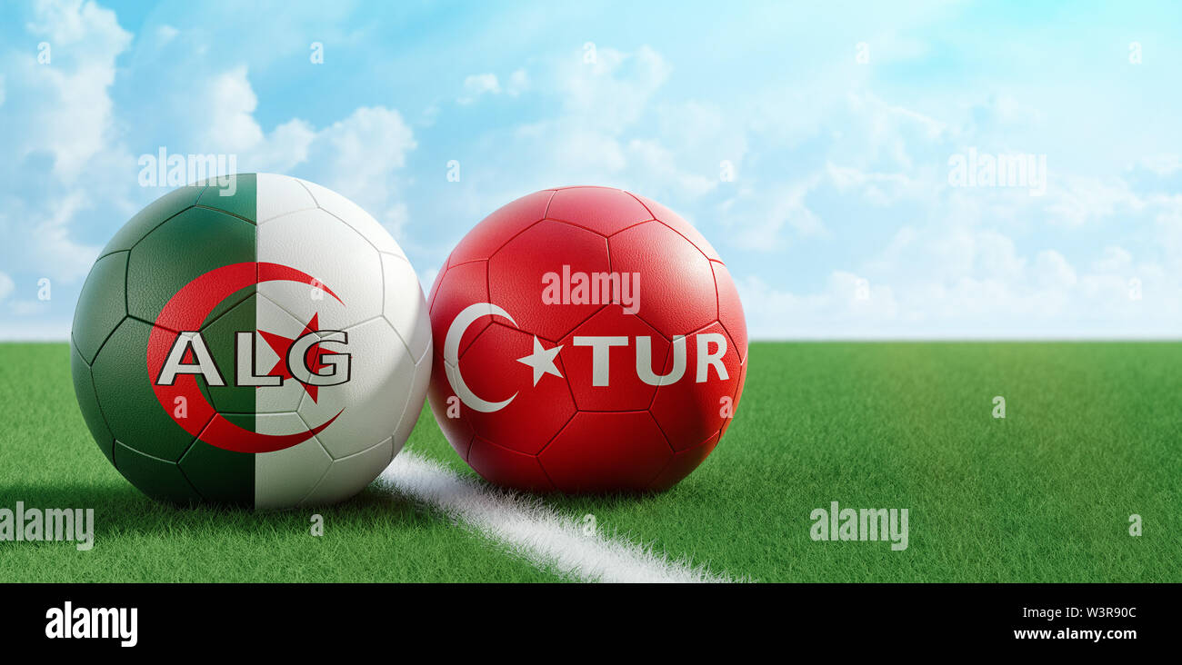La Turquie et l'Algérie Match de foot - les ballons de football en Turquie  et algérien couleurs nationales sur un terrain de soccer. Copie de l'espace  sur le côté droit - le
