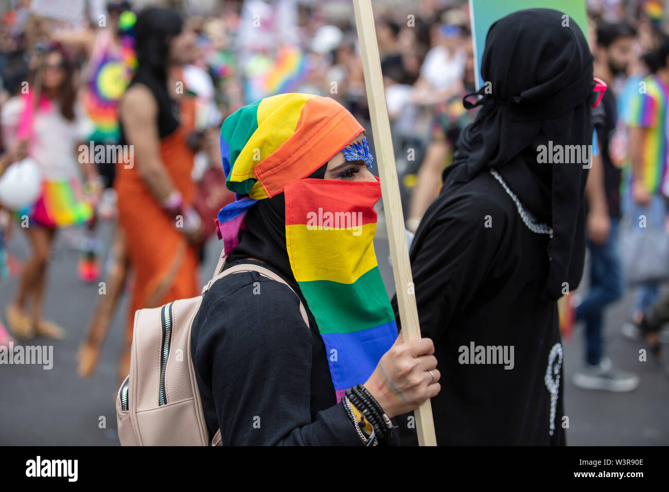 Londres, UK - 6 juillet 2019 : une femme musulmane portant une burqa gay pride gay pride à l'assemblée annuelle en mars centre de Londres Banque D'Images