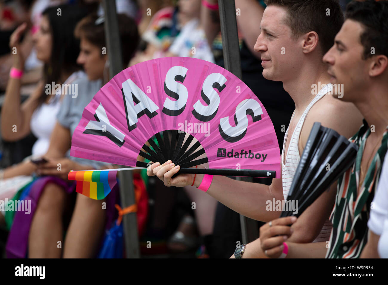 Londres, UK - 6 juillet 2019 : un homme tenant un ventilateur avec Yasss message à la gay pride annuelle de mars dans le centre de Londres Banque D'Images