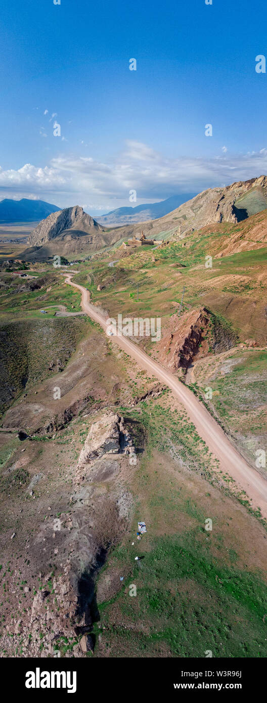 Vue aérienne de chemins de terre sur le plateau du mont Ararat, de routes sinueuses et de paysages à couper le souffle. Ishak Pacha. Sommets et collines.l'Est de la Turquie Banque D'Images