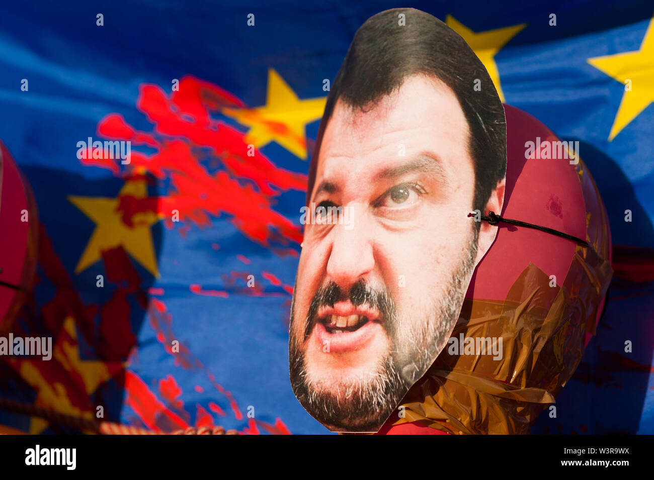 Barcelone, Espagne- 17 juillet 2019 : dummy de Matteo Salvini face avec drapeau de l'Union européenne en arrière-plan avec des taches de sang rouge en mars contre l'immigration Banque D'Images