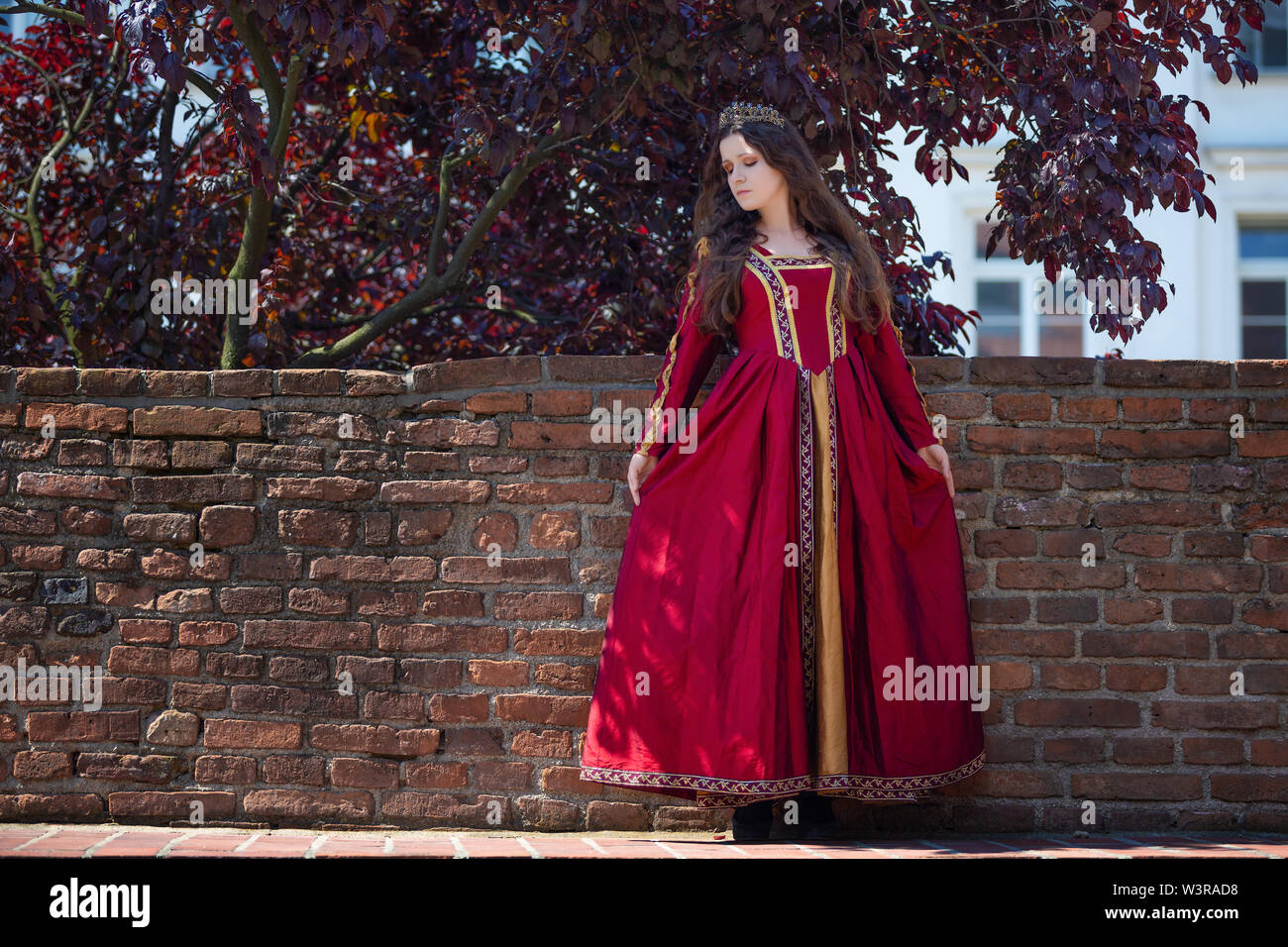 Femme dans une robe Renaissance rouge Banque D'Images