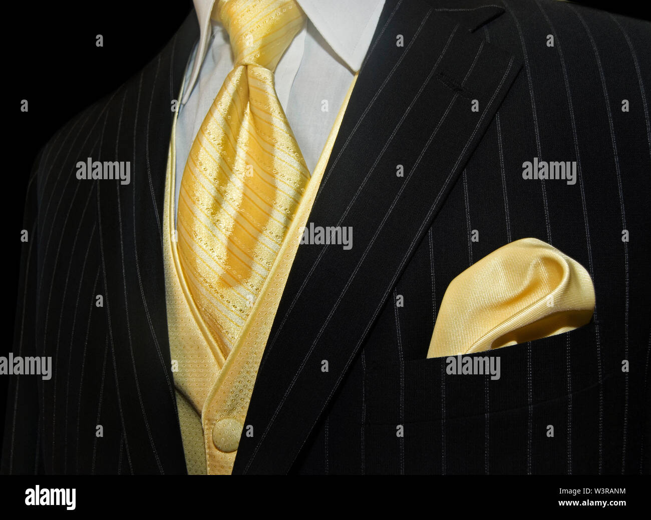 Cravate jaune et accentuer le mouchoir tuxedo rayé Photo Stock - Alamy