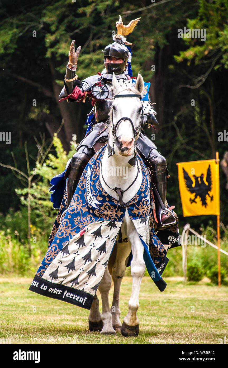 Un Vehicule Blinde De Chevalier Sur Son Cheval Blanc Comme Il Entre Dans L Arene Au Cours D Une Reconstitution Historique Semaine Joute Au Chateau D Arundel C Julia Claxton Photo Stock Alamy