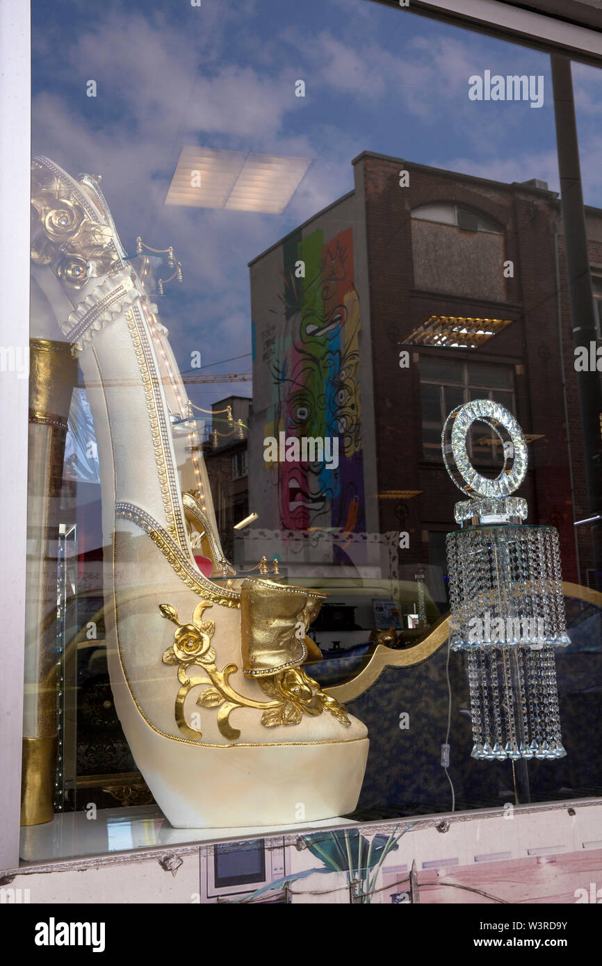Boutique avec des meubles extravagants dans le quartier Muelheim, Cologne, Allemagne. Moebeln extravaganten Geschaeft mit im Stadtteil Muelheim, Koeln, Deutsch Banque D'Images