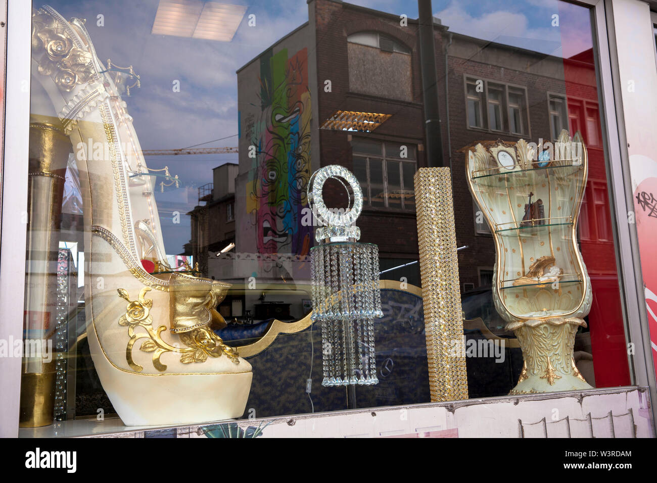 Boutique avec des meubles extravagants dans le quartier Muelheim, Cologne, Allemagne. Moebeln extravaganten Geschaeft mit im Stadtteil Muelheim, Koeln, Deutsch Banque D'Images