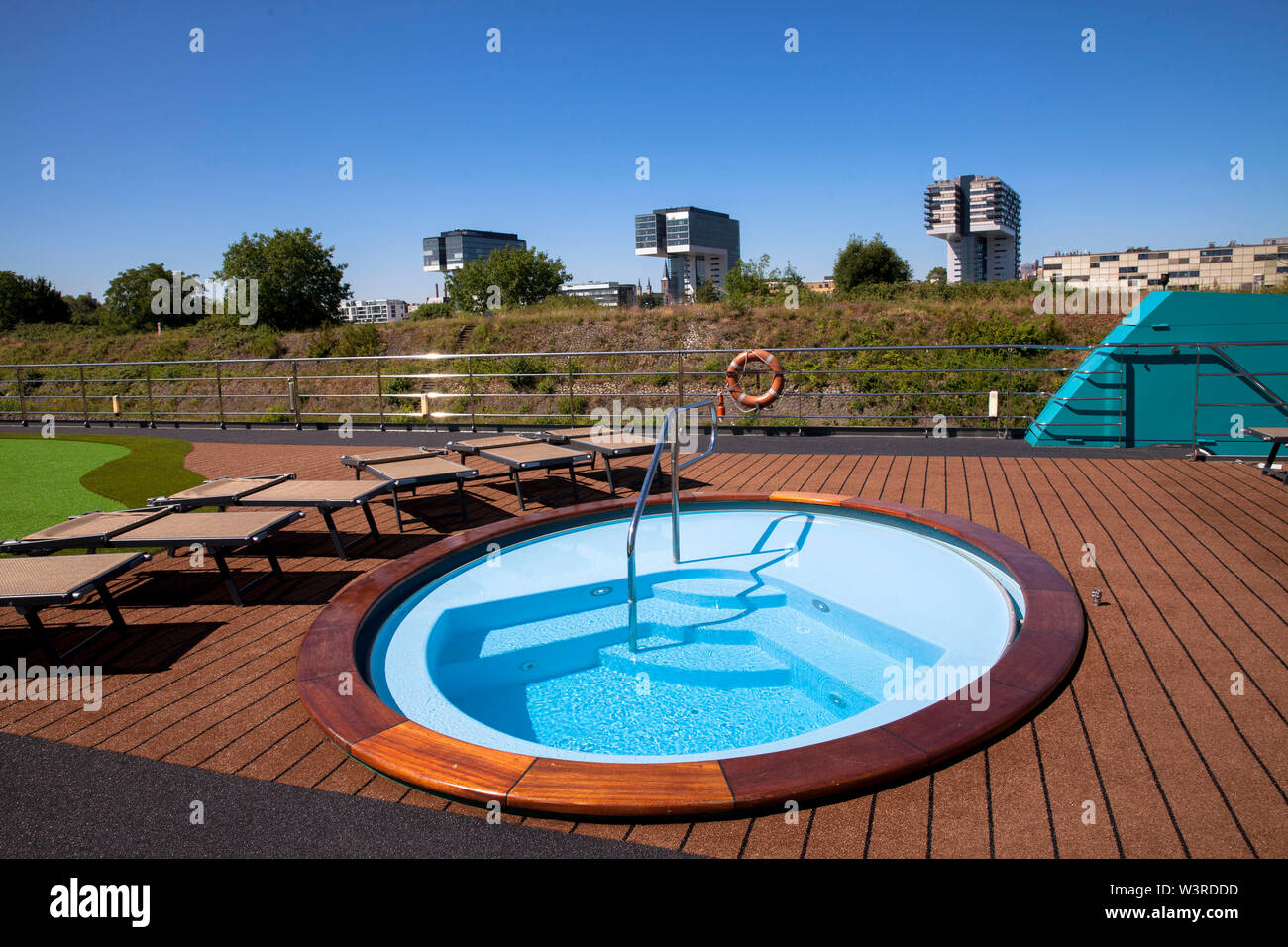 Bains à remous d'un navire de croisière, vue de la grue Maisons au port de Rheinau, Cologne, Allemagne. Von Kreuzfahrtschiffes Whirlpool, Blick zu den Kranha Banque D'Images