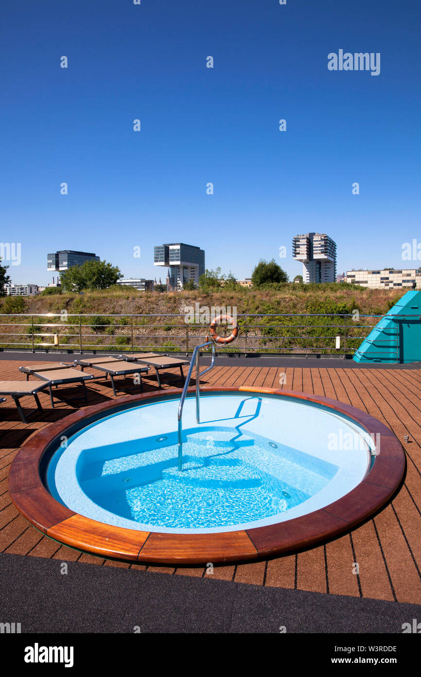 Bains à remous d'un navire de croisière, vue de la grue Maisons au port de Rheinau, Cologne, Allemagne. Von Kreuzfahrtschiffes Whirlpool, Blick zu den Kranha Banque D'Images