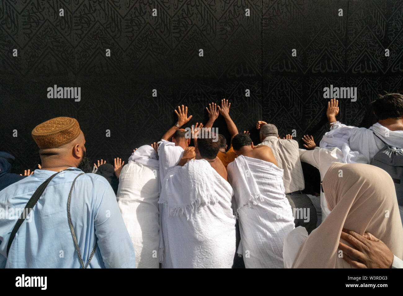 La Mecque, Arabie saoudite - 30 juin : pèlerins musulmans non identifiés à l'ihrâm touch blanc tissu noir de Kaaba avec Allah et Mohammed (paix sur lui) insc Banque D'Images