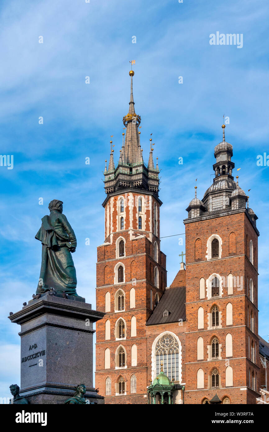 Adam Mickiewicz et Monument Basilique Saint Mary, Cracovie, Pologne Banque D'Images
