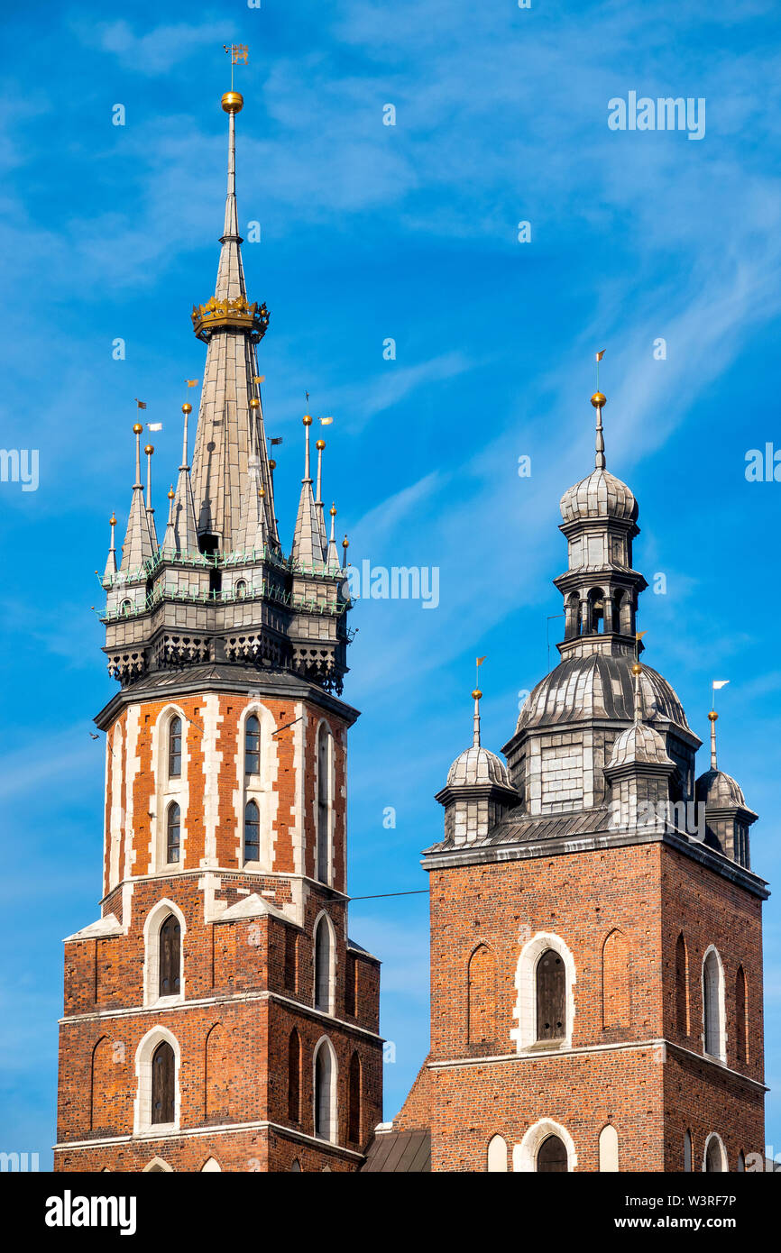 Détail de la tour-clocher de la Basilique Sainte-Marie de Cracovie, Pologne Banque D'Images