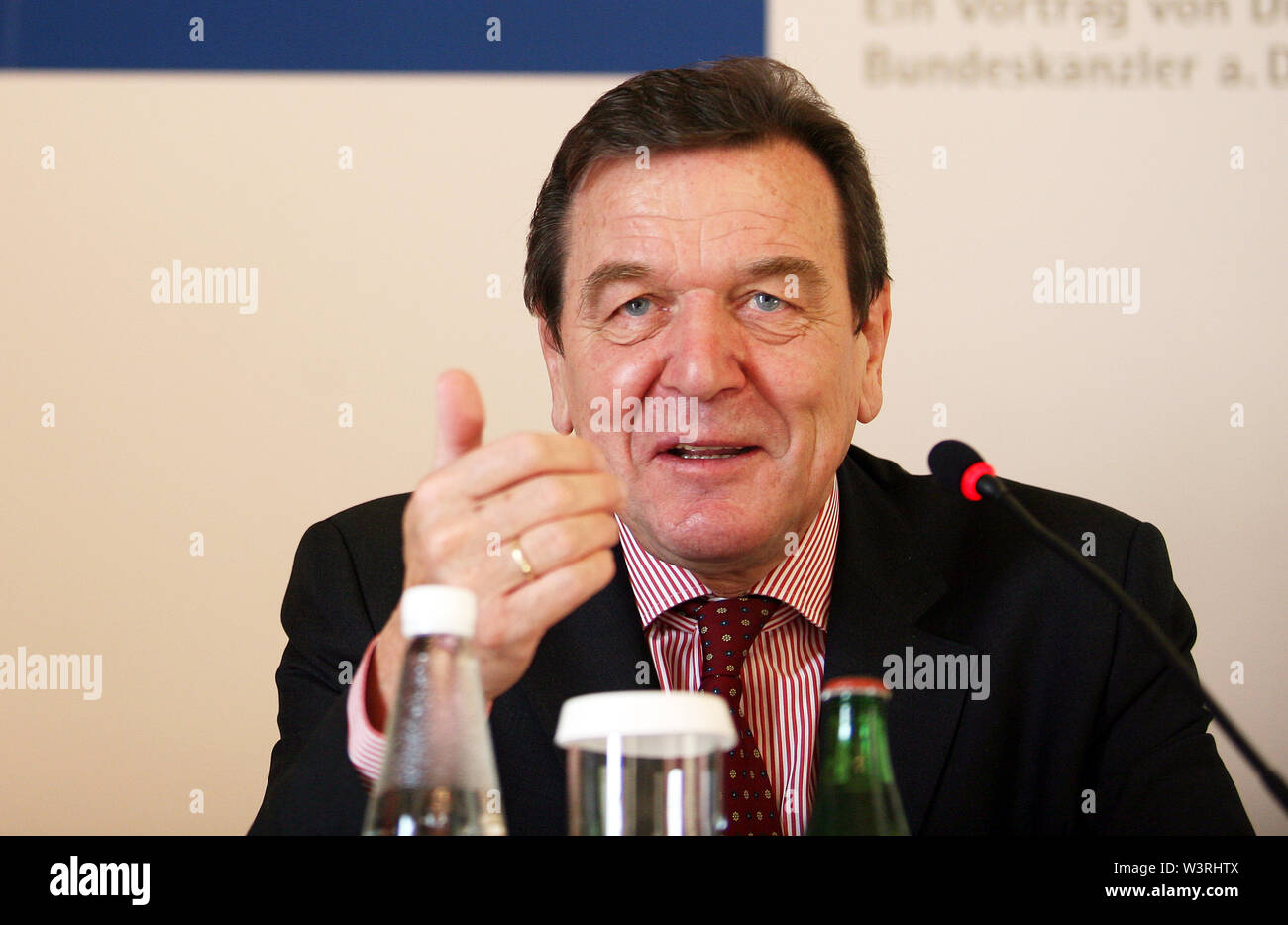 ISTANBUL, TURQUIE - 17 DÉCEMBRE : homme politique allemand Gerhard Schroder portrait le 17 décembre 2008, Istanbul, Turquie. Gerhard Schroder est chancelier de l'Allemagne de 1998 à 2005. Banque D'Images