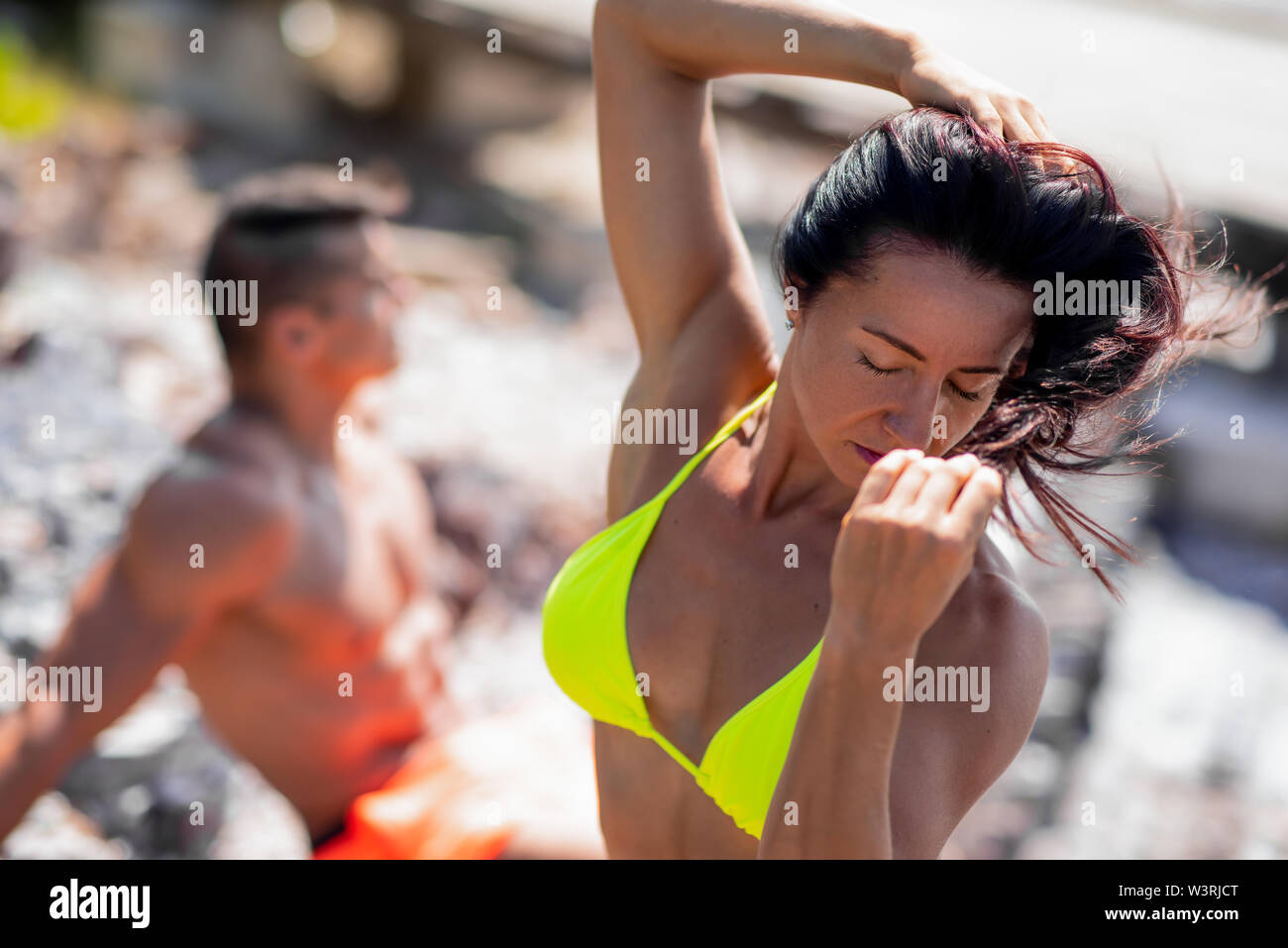 Couple de jeunes sportifs sur la plage. Loisirs de remise en forme. Locations dans la région de l'Asie. Banque D'Images