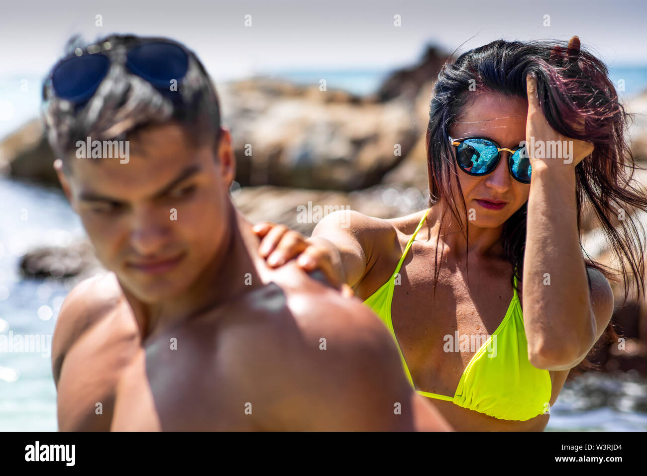 Couple de jeunes sportifs sur la plage. Loisirs de remise en forme. Locations dans la région de l'Asie. Banque D'Images