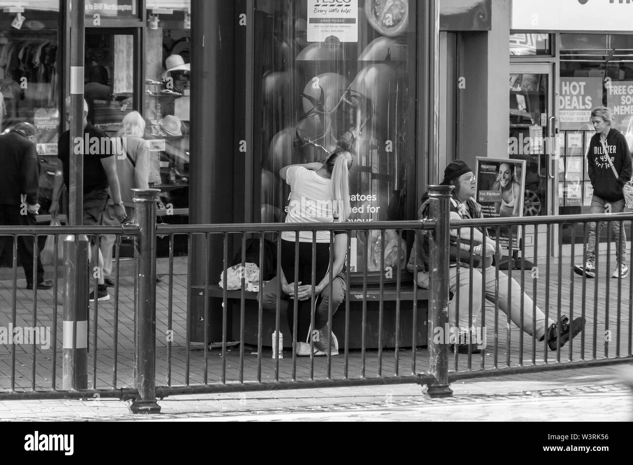 Jeune couple tous les une sur l'autre en Abington st, Northampton, Royaume-Uni. Banque D'Images