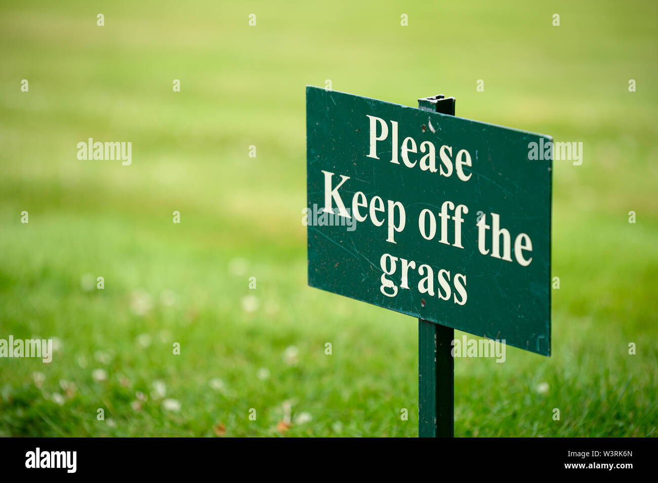Ne pas marcher sur l'herbe sign Banque D'Images