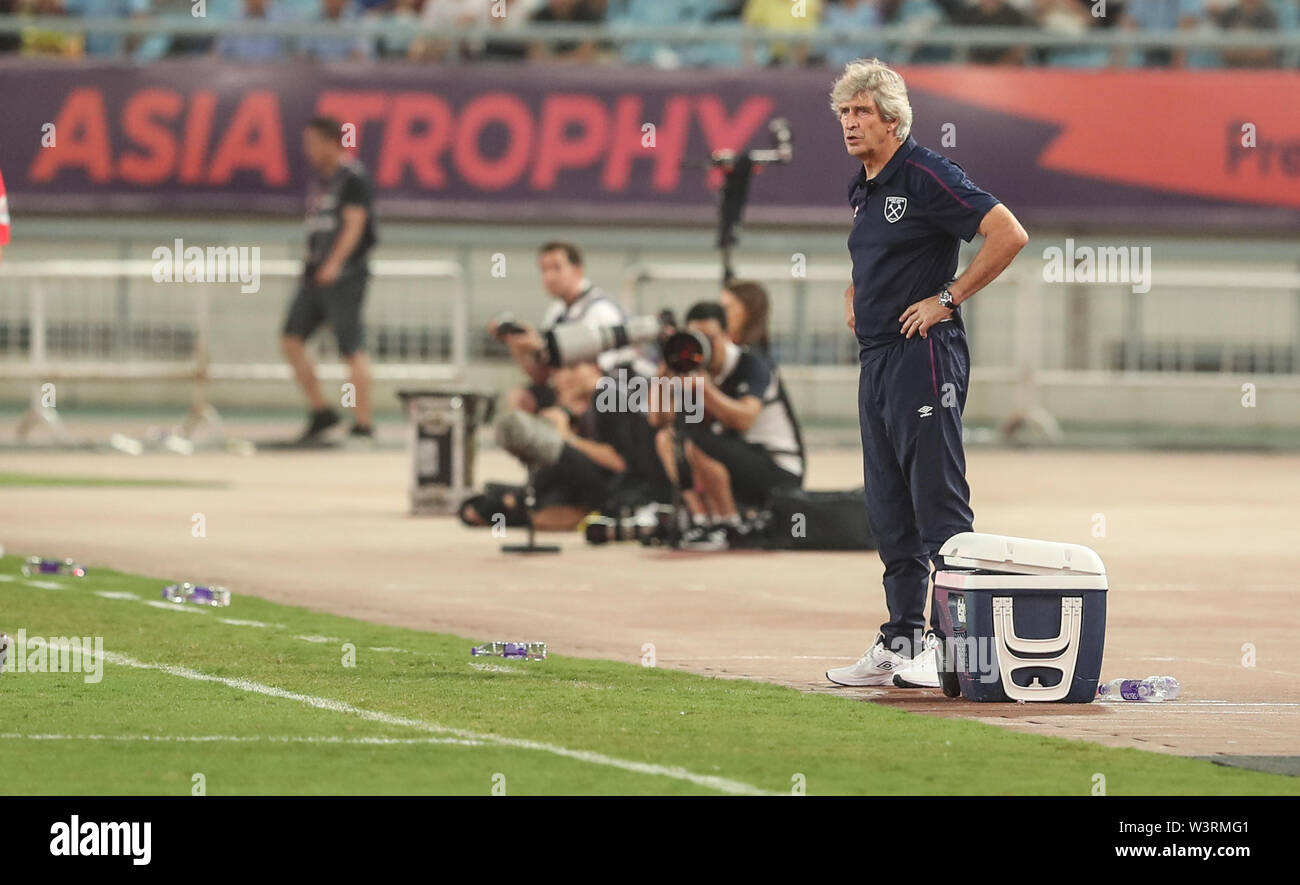 Nanjing. 17 juillet, 2019. L'entraîneur Manuel Pellegrini de West Ham United réagit au cours d'une Asie Premier League Trophy match entre Manchester City et West Ham United à Nanjing de la Chine de l'est de la province de Jiangsu, le 17 juillet 2019. Crédit : Yang Lei/Xinhua/Alamy Live News Banque D'Images