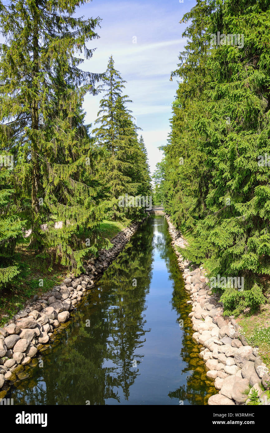 SAINT- Pétersbourg, Russie - juin, 19, 2019 : Canal du poisson dans le parc Ekaterininsky, Tsarskoye Selo, Pouchkine. Park pour les promenades et les conversation philosophique Banque D'Images