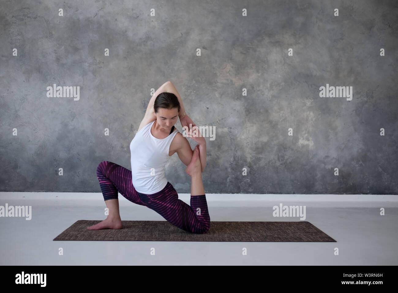Woman Practicing Yoga Eka Pada Rajakapotasana Faire Poser Ou Kuntasana Namaskar Photo Stock Alamy