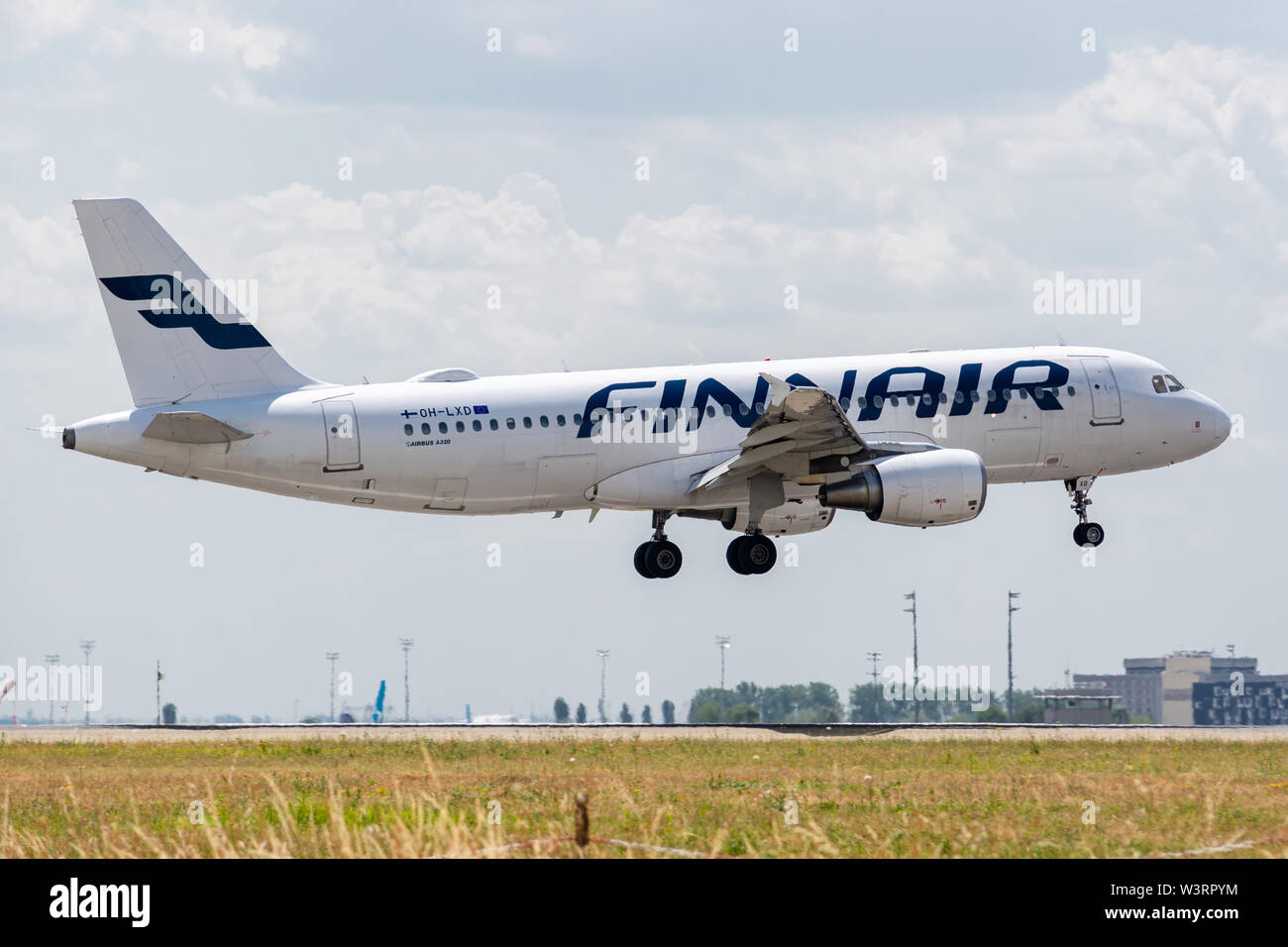 OH-LXD Airbus A320-214-1588 le 11 juillet 2019, l'atterrissage sur les pistes de Paris Roissy à la fin de vol Finnair AY2666 d'Helsinki Banque D'Images