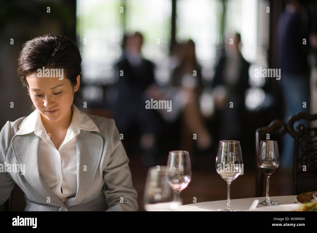 Young businesswoman assis seul à une table. Banque D'Images
