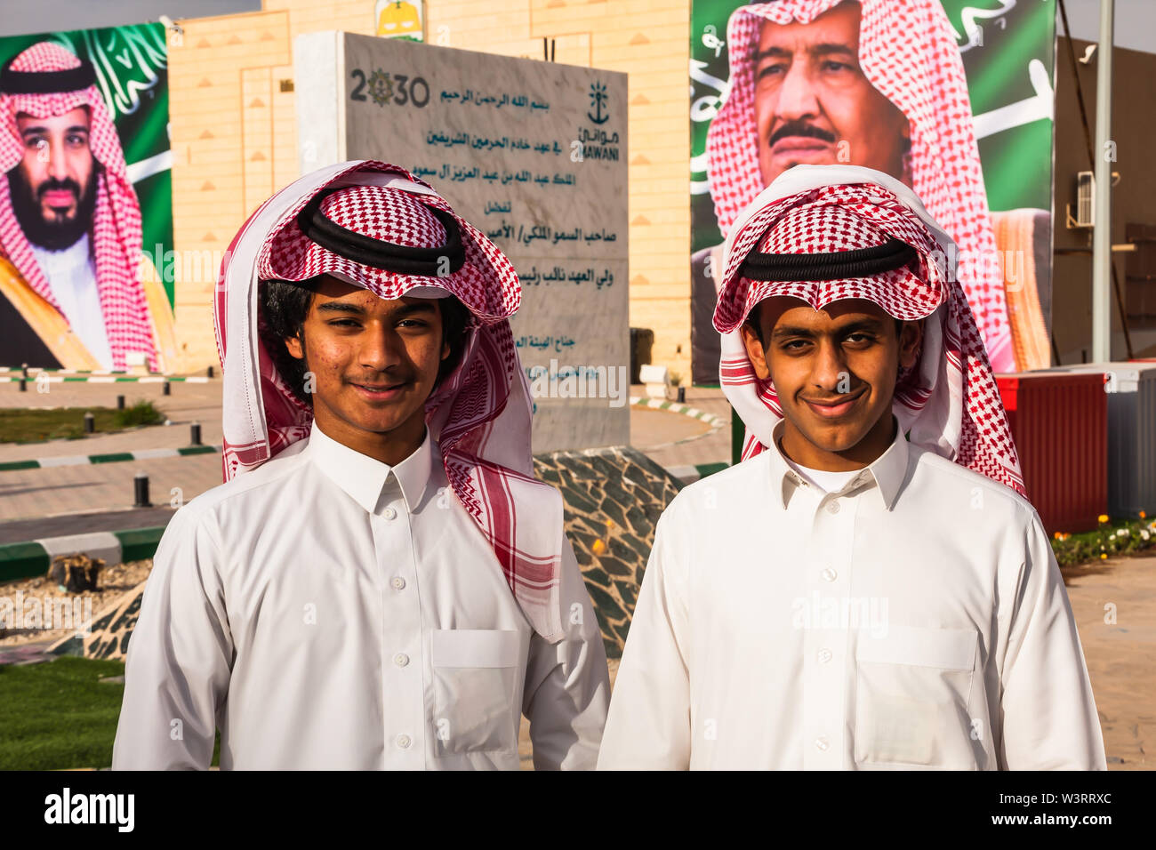 Deux jeunes hommes l'Arabie en costume traditionnel à la Festival Janadriyah Banque D'Images