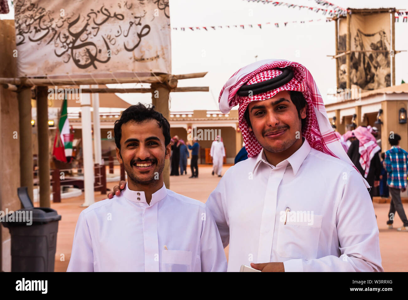 Deux jeunes hommes l'Arabie en costume traditionnel à la Festival Janadriyah Banque D'Images