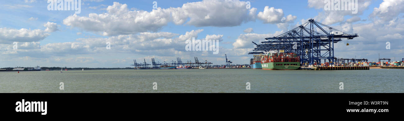 Conteneurs ont été chargés et déchargés au port de Felixstowe Panorama Suffolk en Angleterre. Banque D'Images