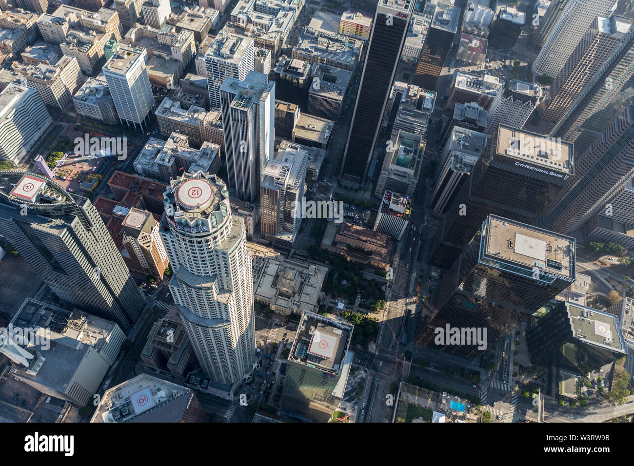 Los Angeles, Californie, USA - 6 août 2016 : Après-midi d'antenne de tours de bureaux et les rues dans le centre-ville de Los Angeles. Banque D'Images
