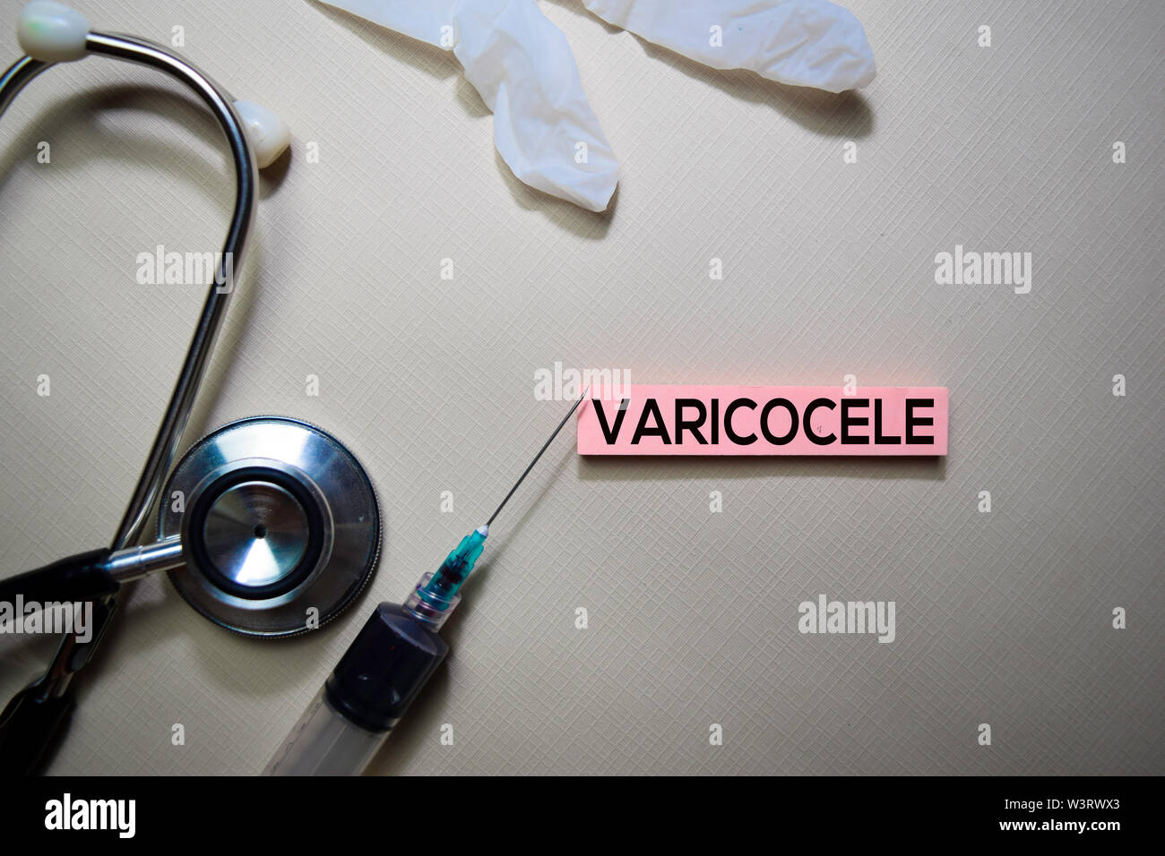 Varicocèle texte sur les notes. Vue de dessus de bureau isolé sur 24. Concept de soins santé/médecine Banque D'Images