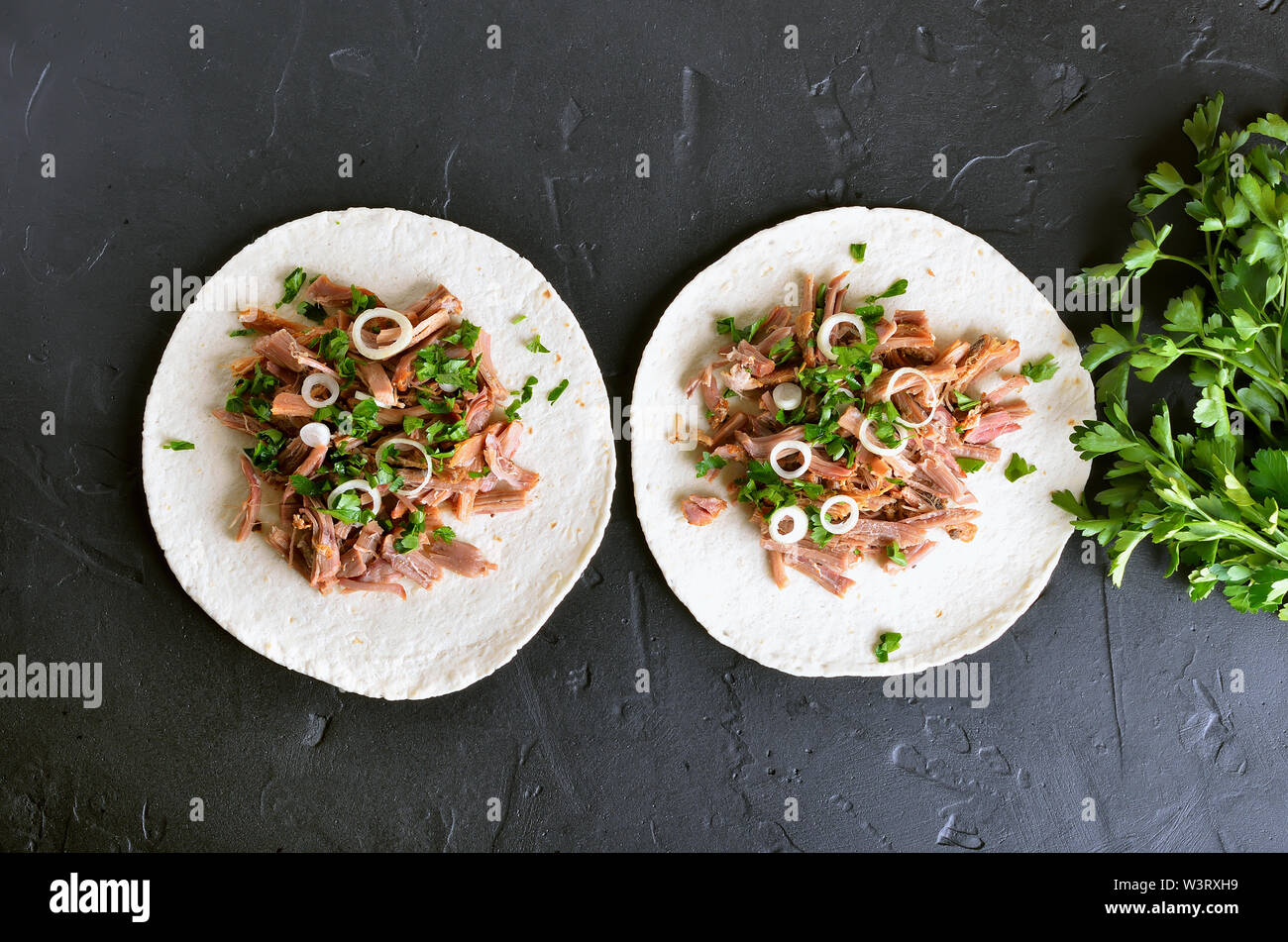 Soft tacos de porc noir sur fond de pierre. Haut de la vue, télévision lay Banque D'Images