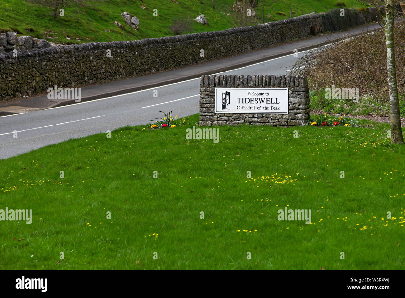 Un panneau près du village de Tideswell to disant welome à Tideswell to "Cathédrale du pic', Tideswell to, Derbyshire, Angleterre, RU Banque D'Images