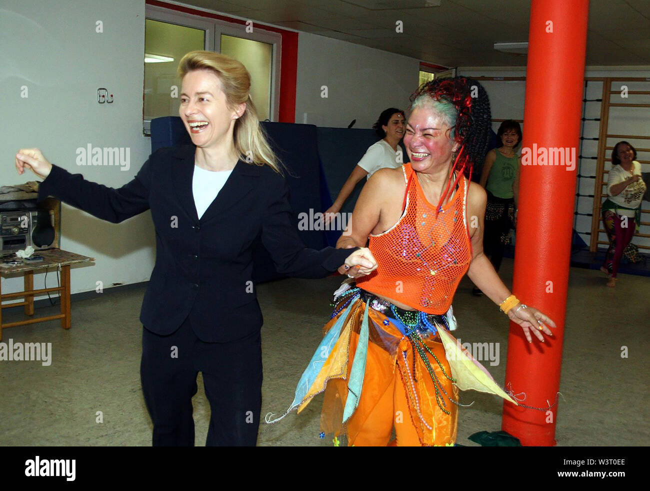 Wesel, Allemagne. Mar 28, 2007. Ursula von der Leyen (CDU), puis ministre fédéral de la famille, les danses avec danseuse du ventre Eneida Kasper à l'ouverture d'une maison multi-générations dans le quartier Schepersfeld. Crédit : Walter Benjamin Mals/dpa/Alamy Live News Banque D'Images