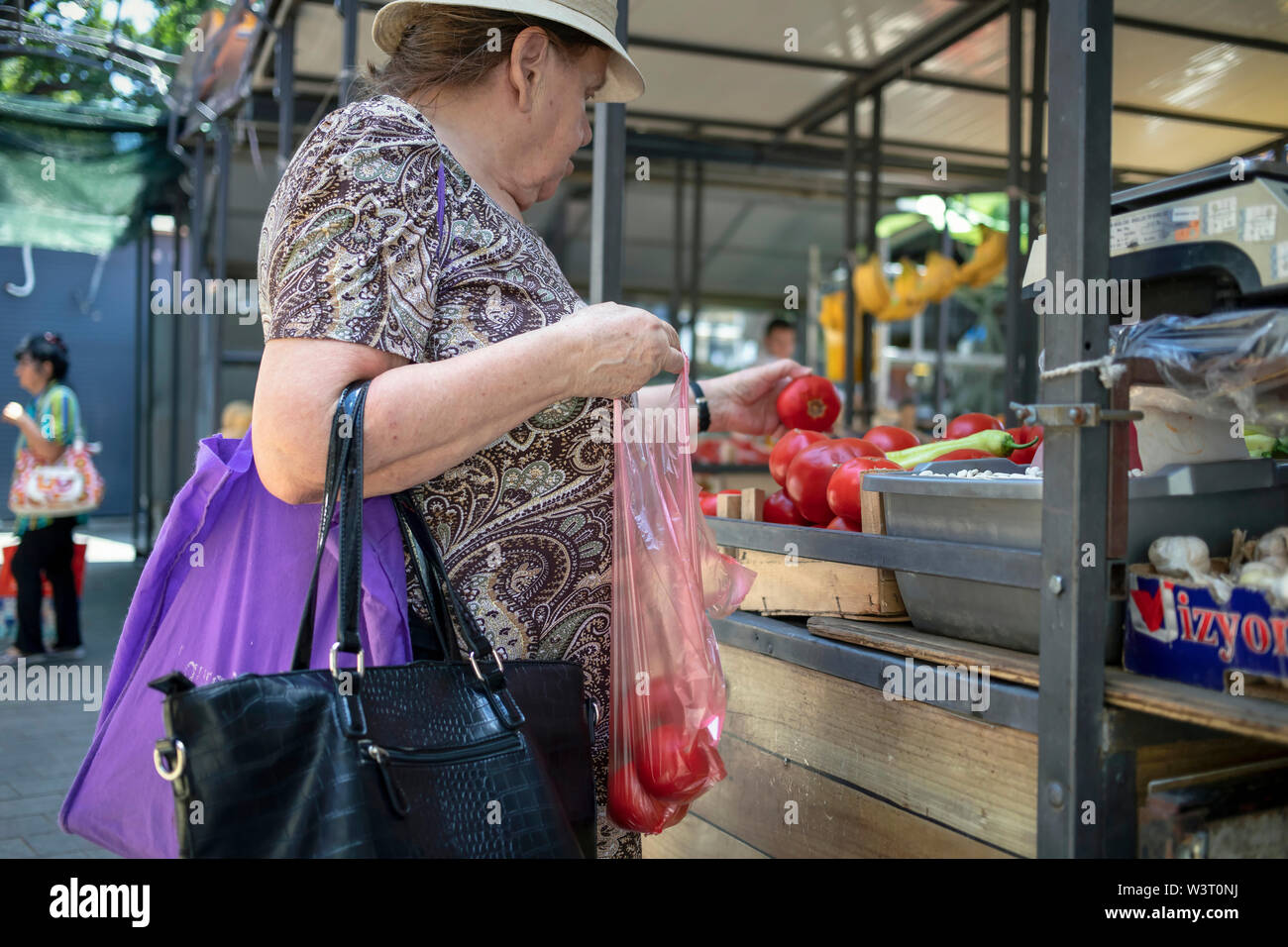 Belgrade, Serbie, 13 juillet 2019 : l'achat du client à la tomate Zemun Marché vert Banque D'Images