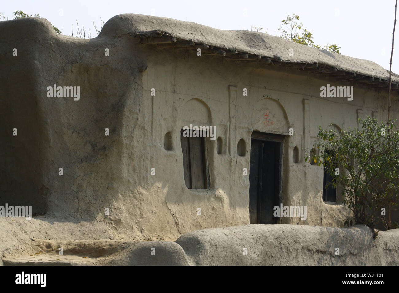 Une maison de terre dans le village Banque D'Images