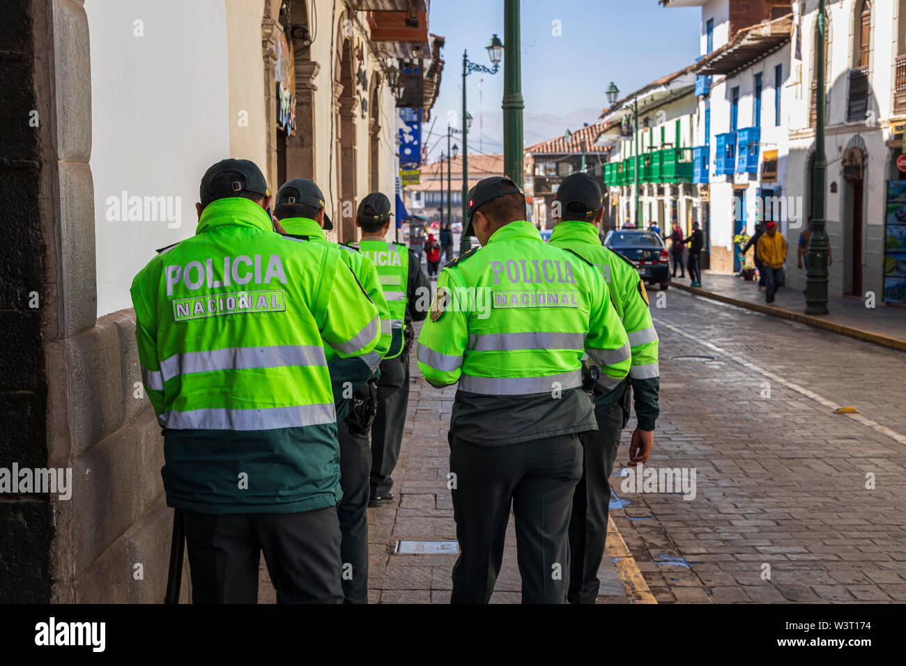 Police touristique en haute viz jackets dans Cusco, Pérou, Amérique du Sud Banque D'Images