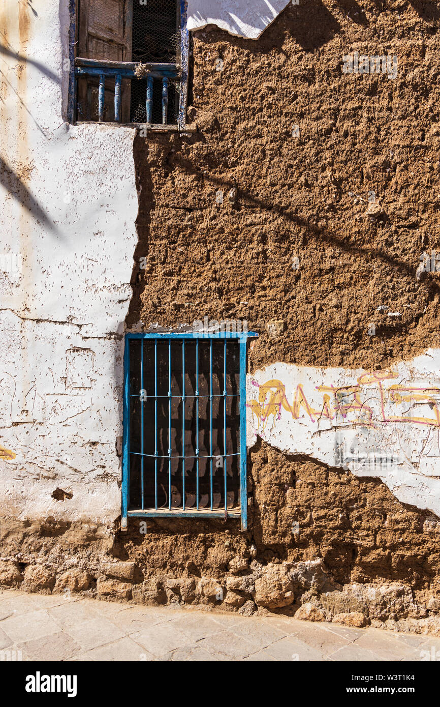 Peeling peinture et plâtre brisé sur les murs font une texture intéressante dans une rue de Cuzco, Pérou, Amérique du Sud Banque D'Images